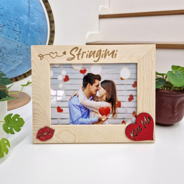Cornice legno "Stringimi" con cuore "Kiss Me"